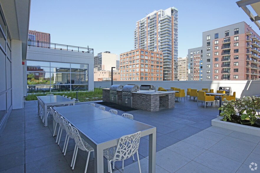 More Photos Of 801 S Financial Pl, Chicago Apartments For Lease