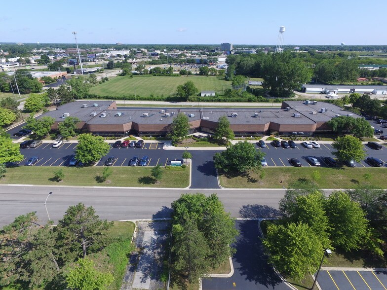 More Photos Of 3550 W Salt Creek Ln, Arlington Heights Light Distribution For Sale