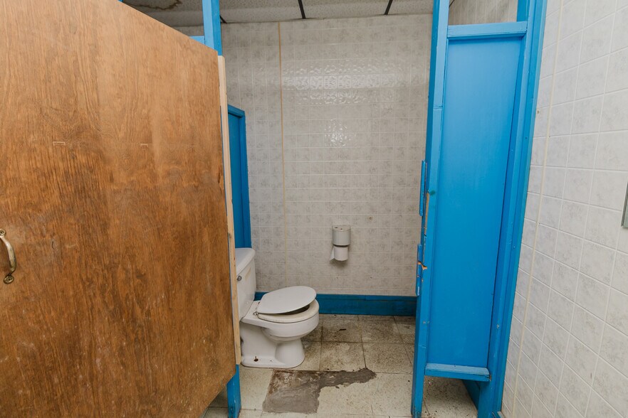 More Photos Of 1015 S Meridian Ave, Wichita Auto Repair For Sale