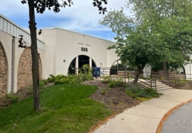 More Photos Of 888 Thackeray Trl, Oconomowoc Medical For Lease