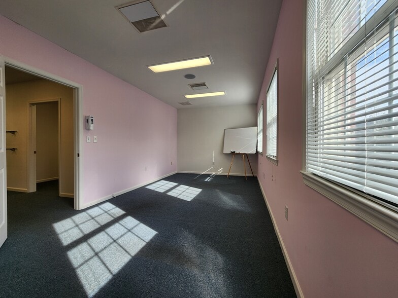More Photos Of 722 Grant St, Herndon Medical For Sale