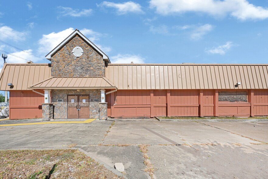 More Photos Of 4717 I-10 Fwy, Baytown General Retail For Sale