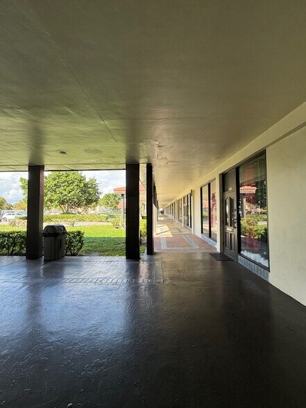 More Photos Of 4410-4538 Inverrary Blvd, Lauderhill Storefront For Lease