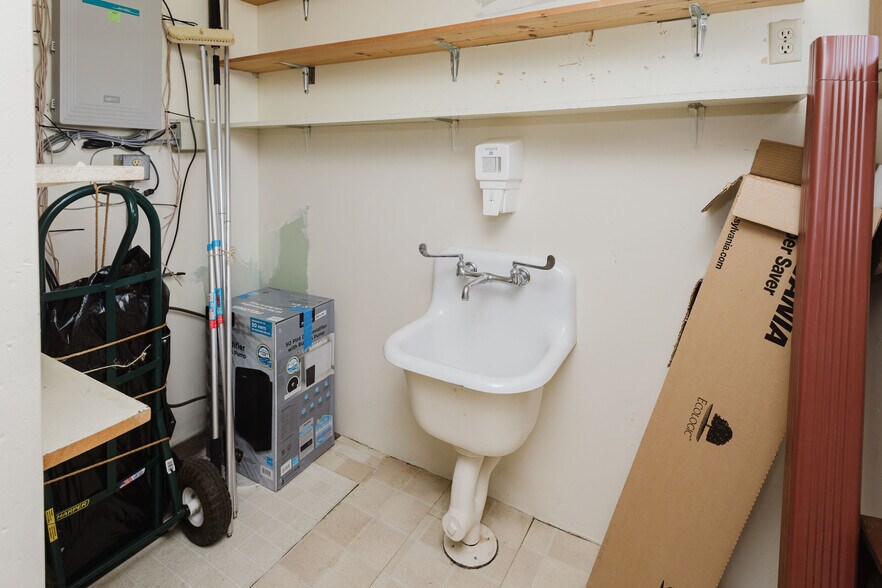 More Photos Of 506 Main St, Hollandale Office For Sale