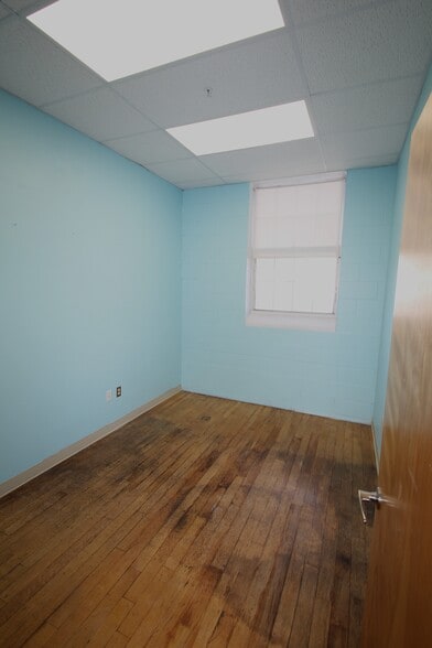 More Photos Of 35 Water St, Amesbury Research And Development For Lease