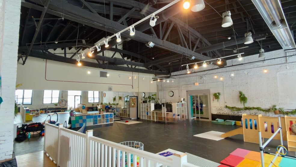 More Photos Of 2214 N Elston Ave, Chicago General Retail For Lease
