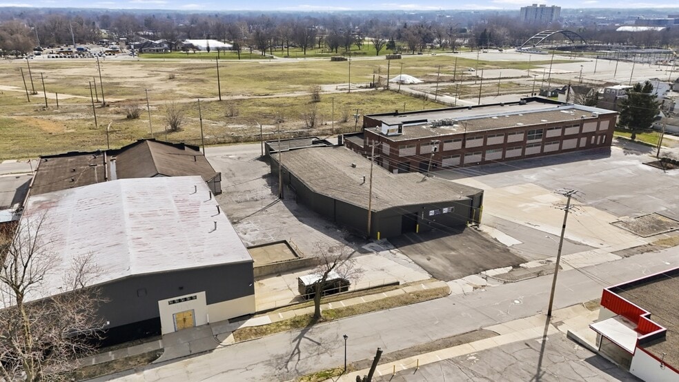 More Photos Of 1650 Cass St, Fort Wayne Warehouse For Lease
