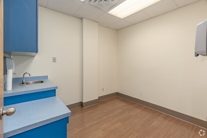 More Photos Of 211-20 Union Tpke, Oakland Gardens Storefront Retail Office For Lease