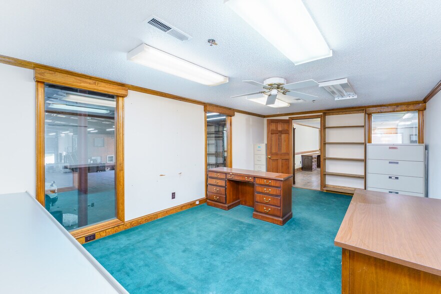 More Photos Of 1734 University Commercial Pl, Charlotte Warehouse For Lease