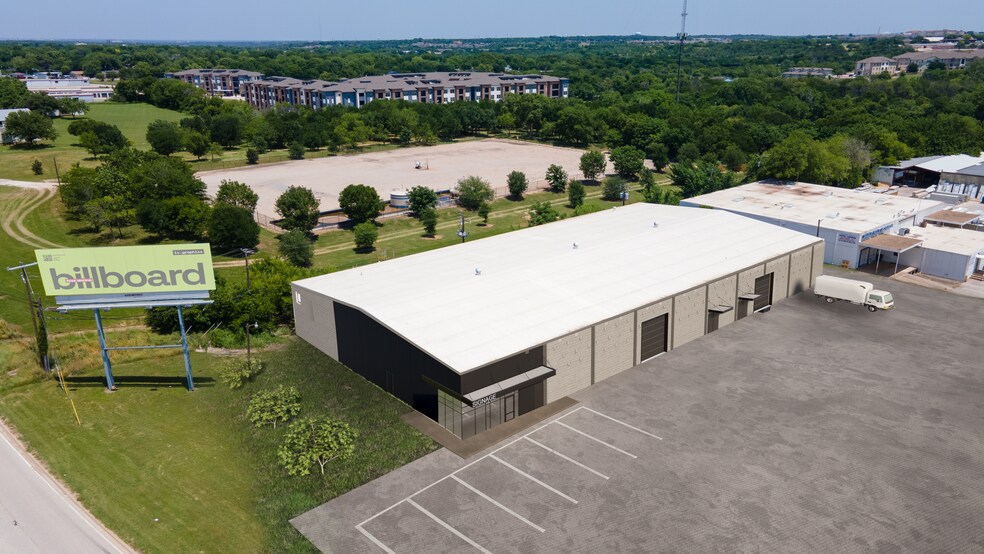 More Photos Of 813 Southway Cir, Fort Worth Warehouse For Lease