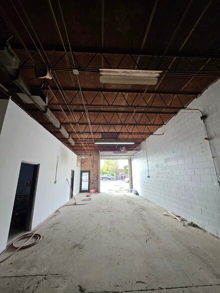 More Photos Of 1071 Waveland Ave, Franklin Park Warehouse For Sale
