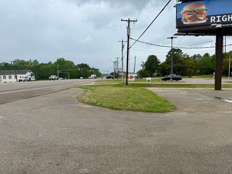 More Photos Of 2410 S Main St, Lindale Office For Sale