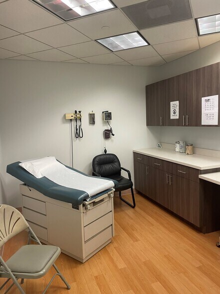 More Photos Of 20803 Biscayne Blvd, Aventura Office For Lease