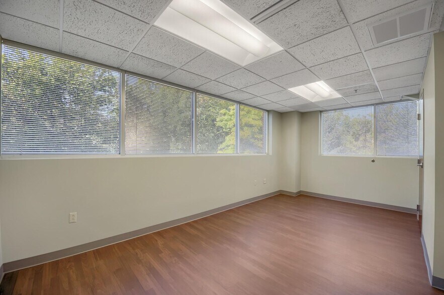 More Photos Of 21 Laurel Ave, Cornwall Medical For Lease