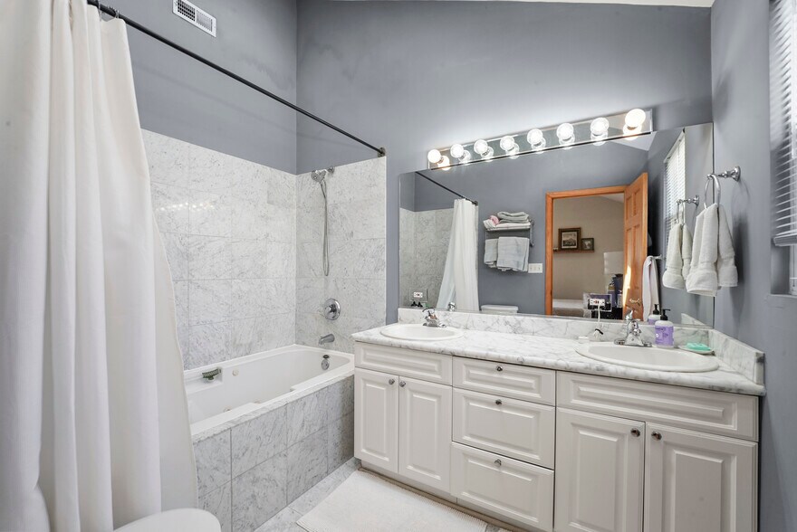 More Photos Of 3135 N Clifton Ave, Chicago Apartments For Sale