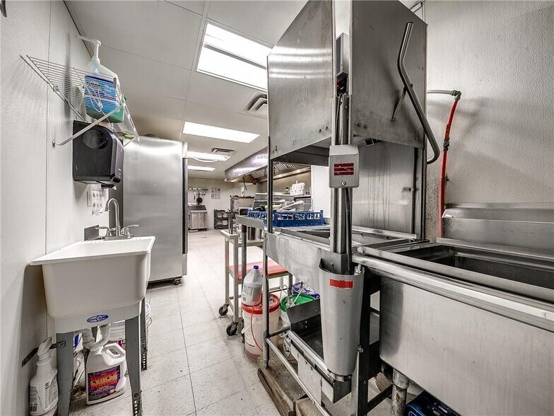 More Photos Of 1901 SW 27th St, El Reno Restaurant For Sale