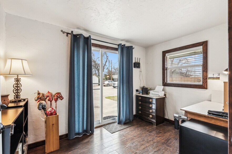 More Photos Of 512 N Travis St, Granbury Hospitality For Sale