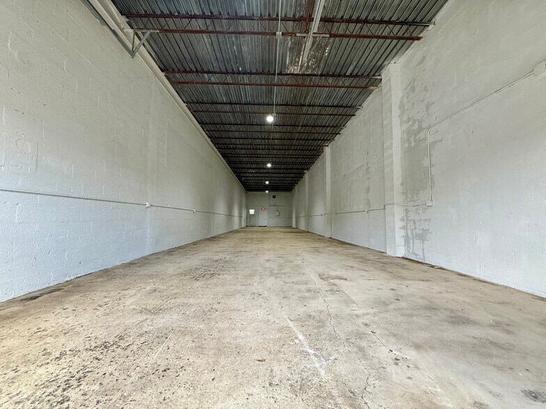 More Photos Of 820-826 NW 10th Ter, Fort Lauderdale Service For Lease