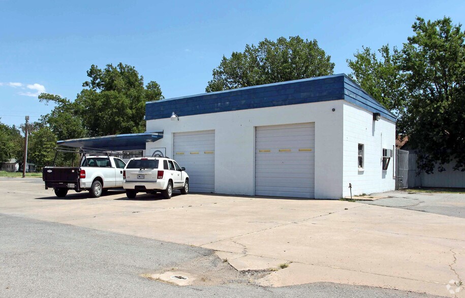 Primary Photo Of 527 S 3rd St, Chickasha Light Manufacturing For Sale