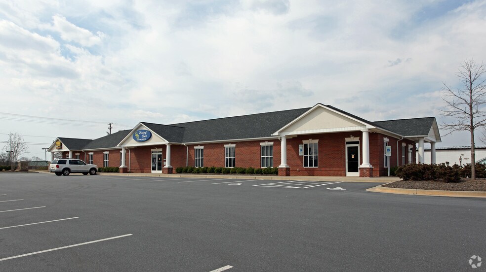 Primary Photo Of 1430-1436 2nd St, Hickory Freestanding For Lease