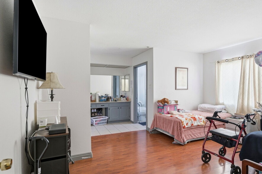 More Photos Of 27828 Parkvale Dr, Santa Clarita Healthcare For Sale