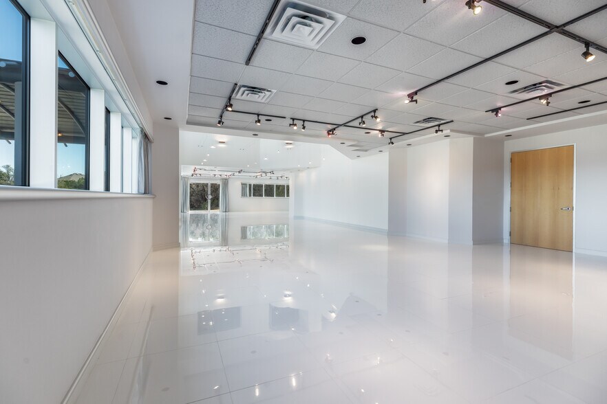 More Photos Of 15315 W Highway 71, Austin Showroom For Sale