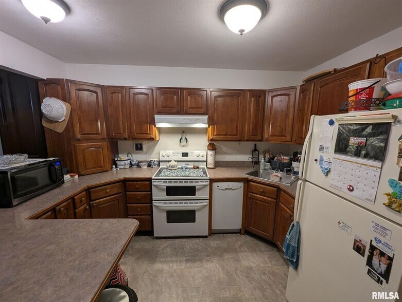 More Photos Of 412-414 Locust St, Delavan General Retail For Sale