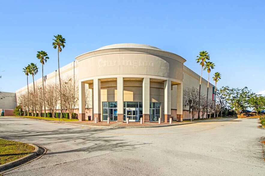 More Photos Of 350 Towne Center Cir, Sanford Department Store For Lease