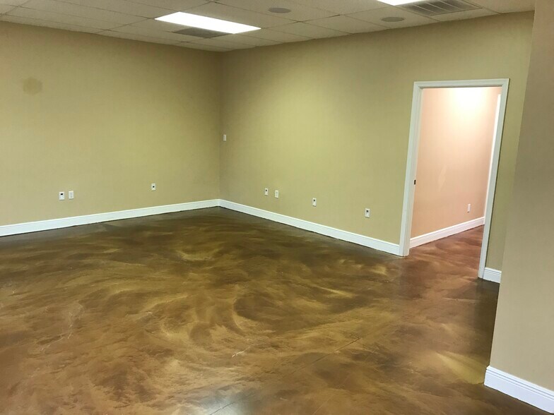 More Photos Of 1045 Collier Center Way, Naples Flex For Lease
