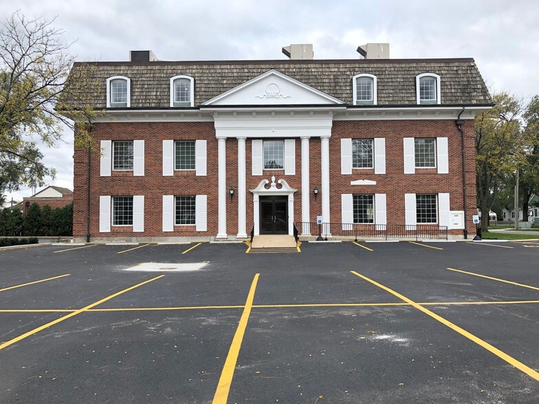 More Photos Of 325 N Hough St, Barrington Medical For Lease