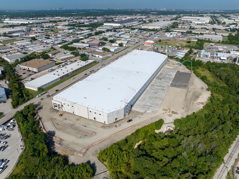 More Photos Of 2801 Wood Dr, Garland Distribution For Lease