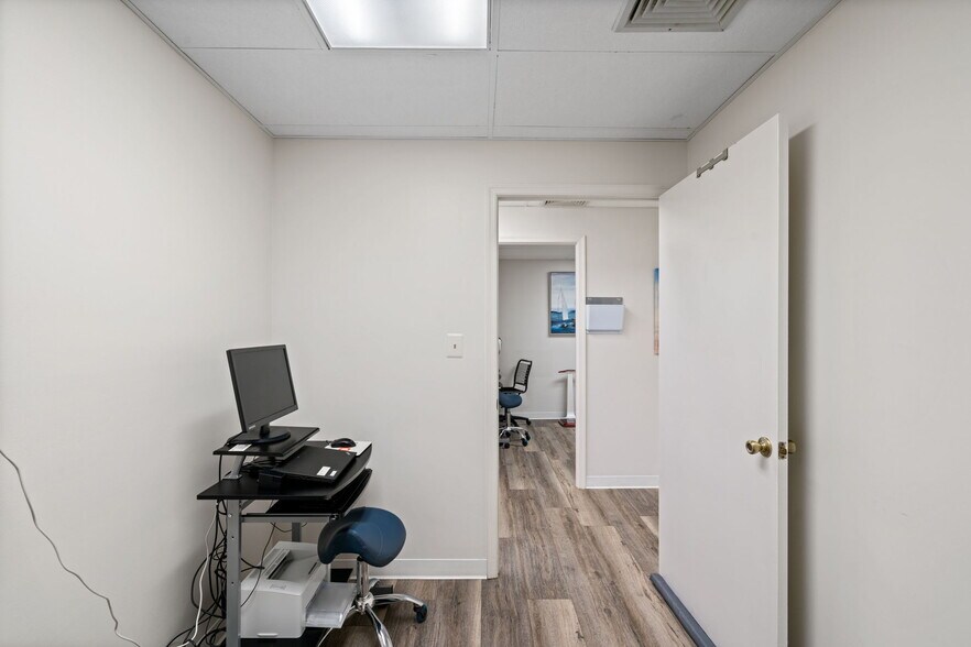 More Photos Of 9668-9683 Main St, Fairfax Medical For Lease
