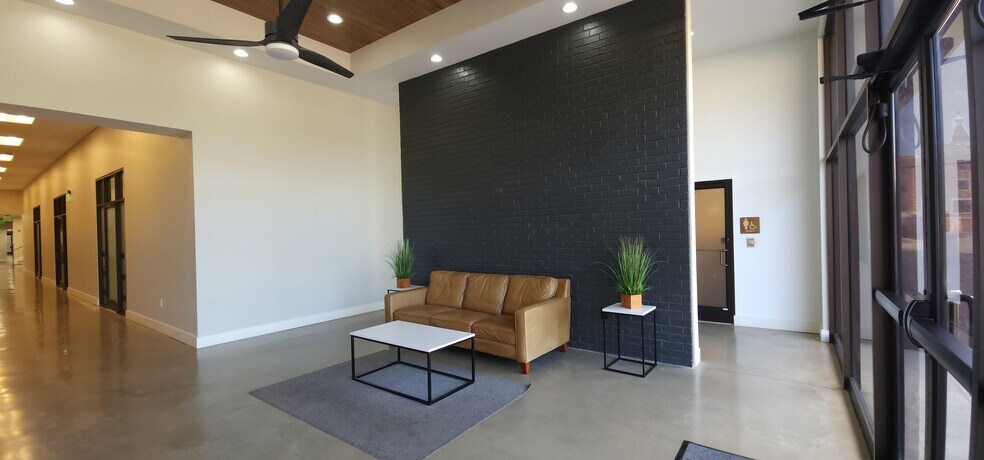 More Photos Of 128 N 2nd St, Clarksville Office For Lease