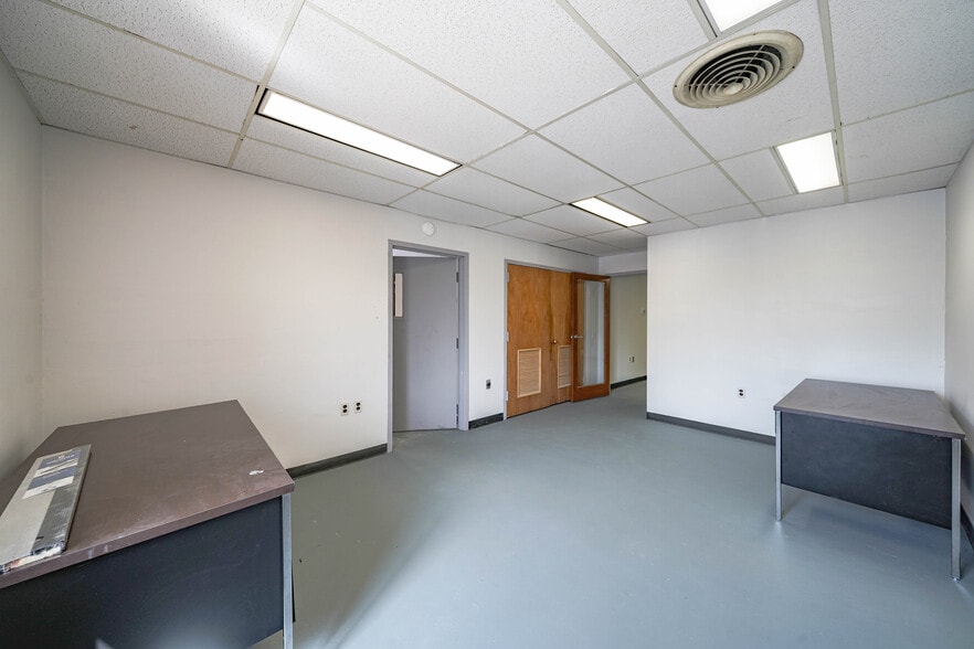 More Photos Of 8023 Malcolm Rd, Clinton Medical For Lease