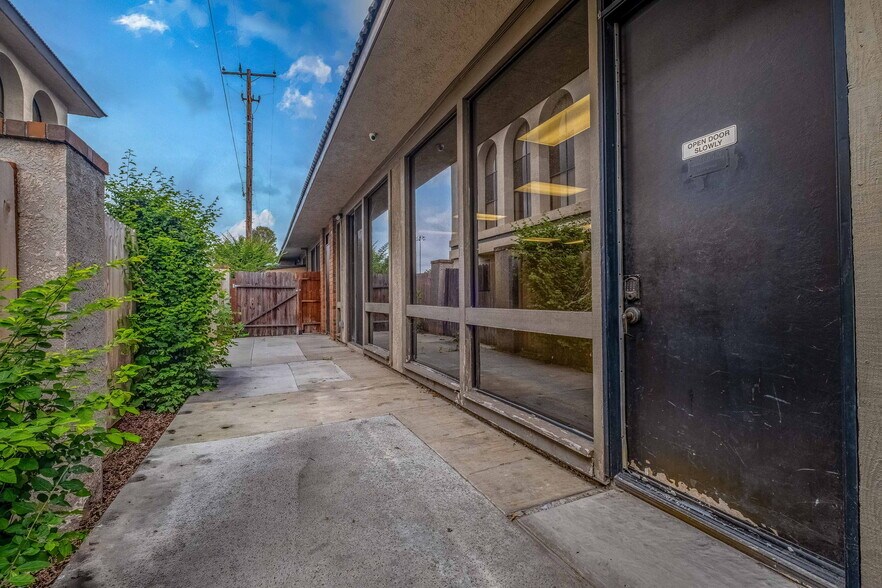 More Photos Of 550 N Golden Circle Dr, Santa Ana Office For Lease