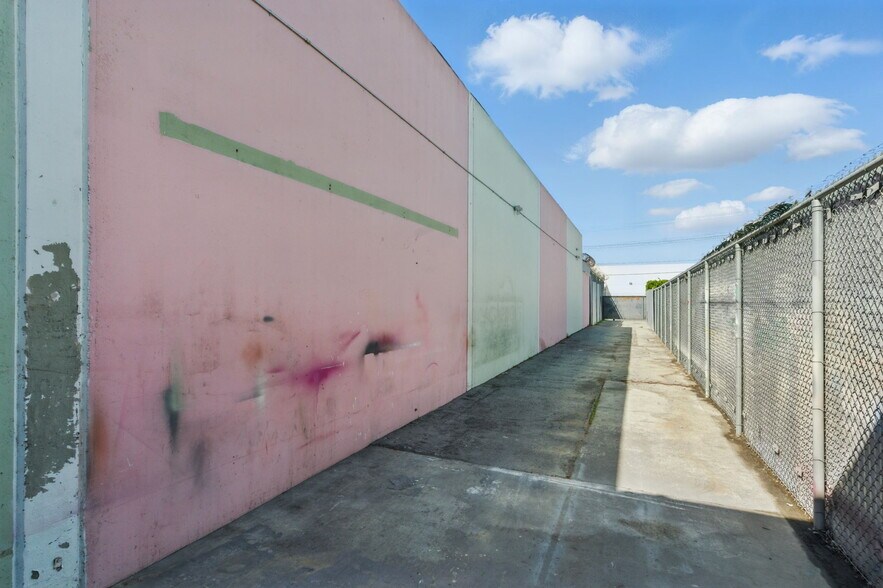 More Photos Of 12819 Main St, Los Angeles Warehouse For Sale