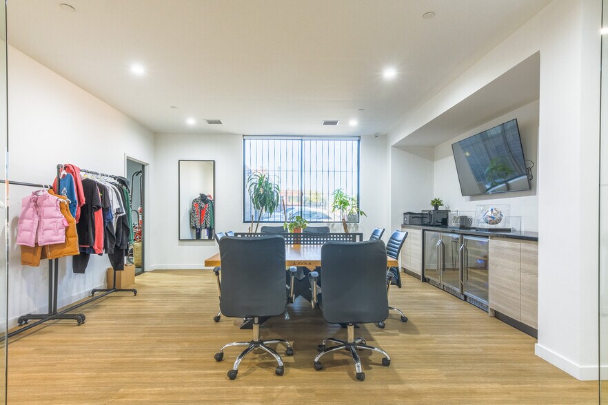 More Photos Of 2300 S Broadway, Los Angeles Manufacturing For Sale