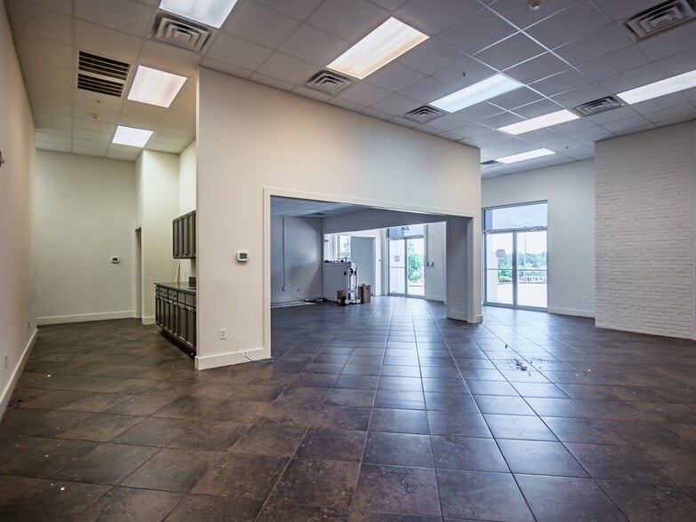 More Photos Of 304 Heritage Dr, Oxford General Retail For Sale