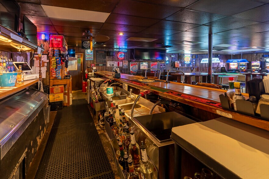 More Photos Of 101 W Monroe St, Carbondale General Retail For Sale