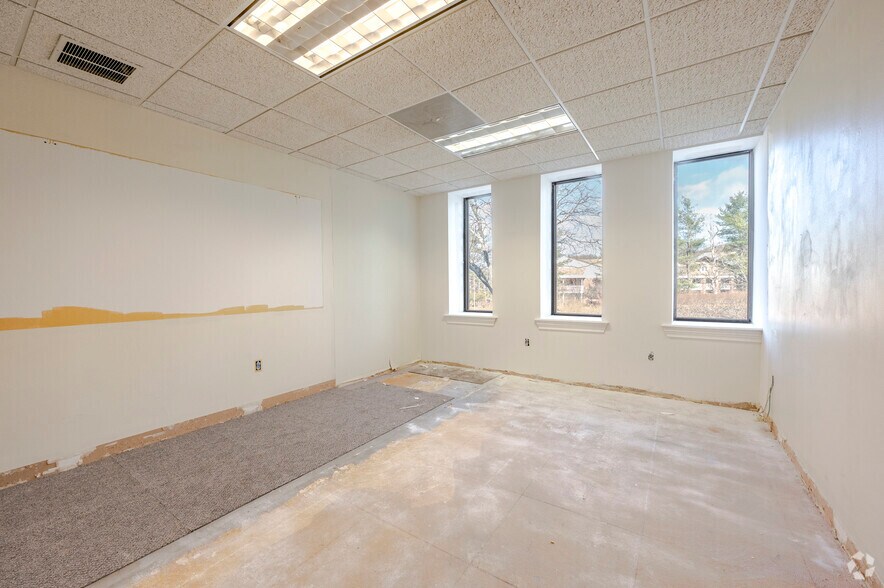 More Photos Of 22 Waterville Rd, Avon Medical For Sale