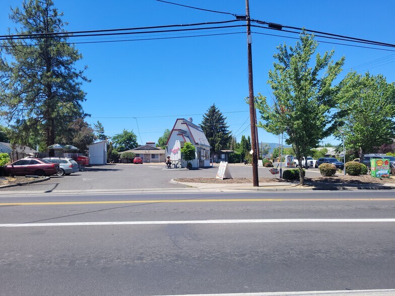 More Photos Of 1605 W Main St, Medford Fast Food For Sale