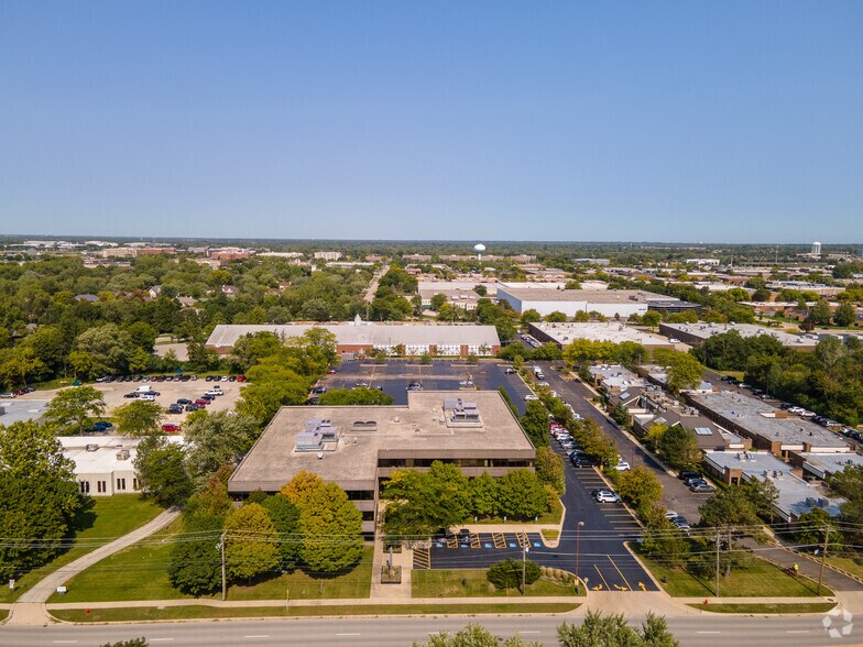 More Photos Of 3400 Dundee Rd, Northbrook Office For Lease
