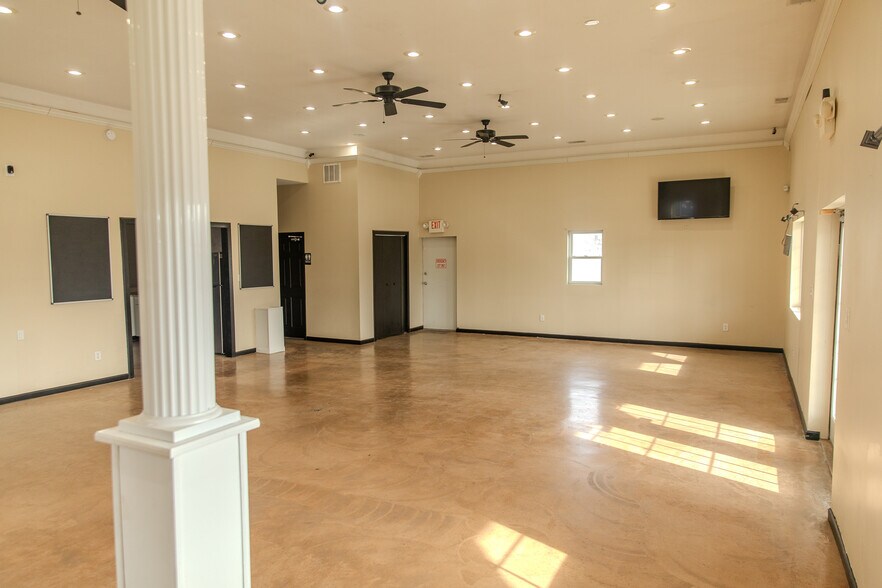 More Photos Of 1402 Bear St, Madison Specialty For Sale