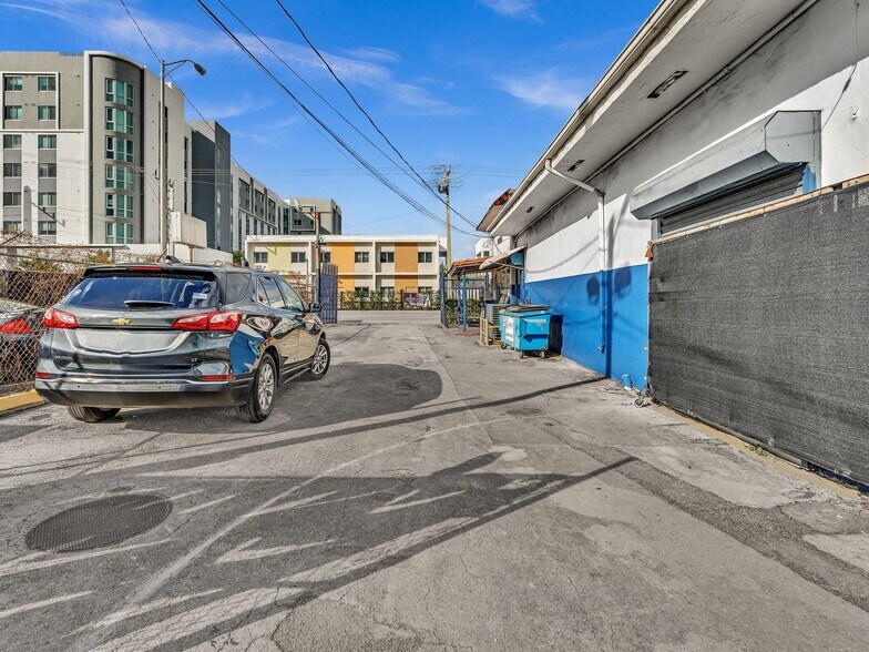 More Photos Of 2112 NW 36th St, Miami Auto Repair For Sale