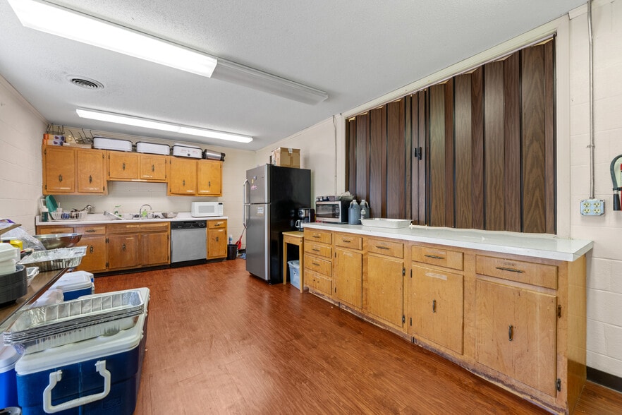 More Photos Of 3411 Covington Pike, Memphis Religious Facility For Sale