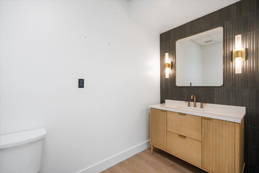 More Photos Of 8626 N Himes Ave, Tampa Medical For Sale