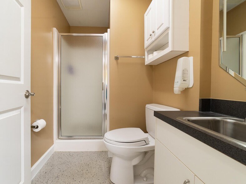 More Photos Of 25 Crossing Ln, Lexington Office For Sale
