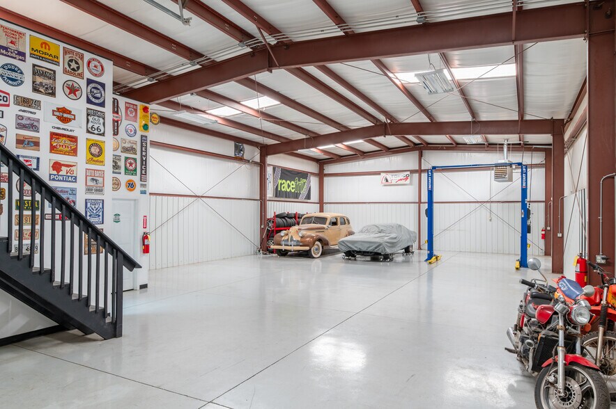 More Photos Of 70 N Gwinnett St, Buford Showroom For Sale