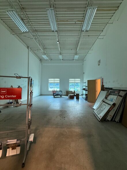 More Photos Of 27 Garden St, Danvers Warehouse For Lease