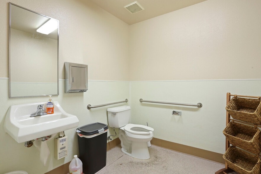 More Photos Of 600-626 Commerce Ct, Manteca Service For Lease